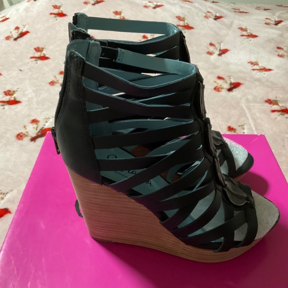 NIB Miranda Lambert Black wedge sandal Size 6 1/2 4.25” heel Back zip Gladiator - Picture 9 of 13